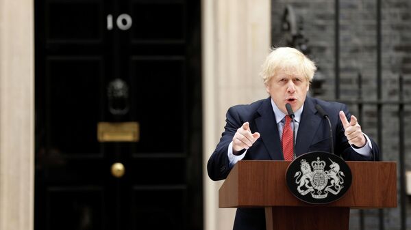 Премьер-министр Великобритании Борис Джонсон во время выступления на Даунинг-стрит, 10
