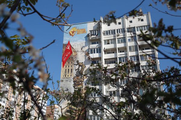Граффити на фасаде жилого дома, посвященное 75-й годовщине победы в Великой Отечественной войне, в Новороссийске
