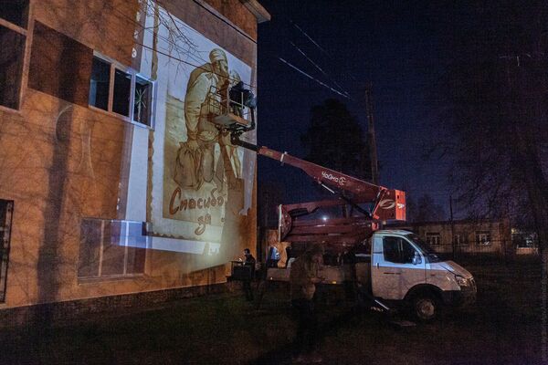 Граффити Возвращение отца к сыну на фасаде лицея в Ликино-Дулеве