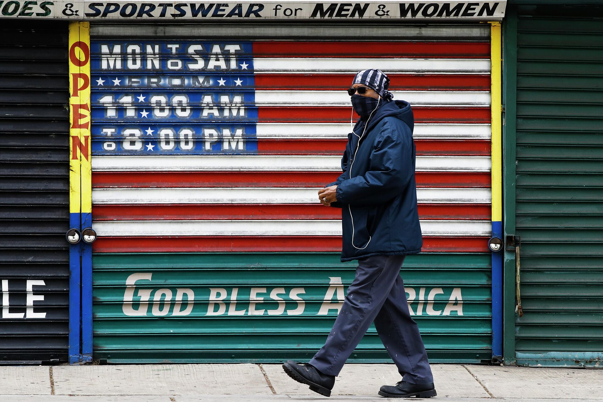 Мужчина в защитной маске у закрытого магазина в Филадельфии - РИА Новости, 1920, 04.10.2022