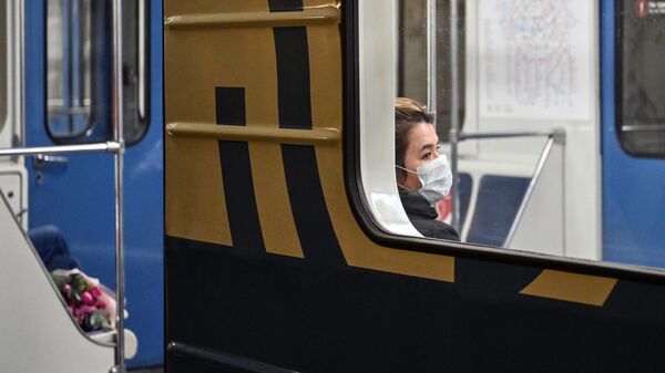 Пассажирка в поезде на станции метро Охотный ряд в Москве