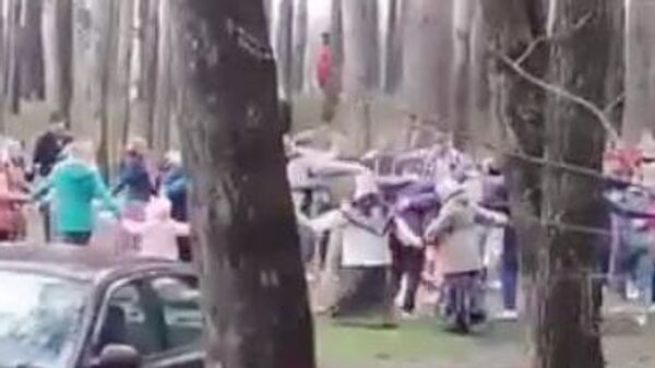 Стоп-кадр видео многолюдного праздника в Стригинском бору в Нижнем Новгороде