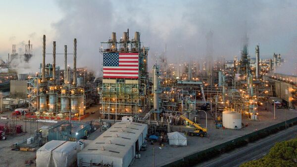 Нефтеперерабатывающий завод Marathon Petroleum Corp в Карсоне, Калифорния
