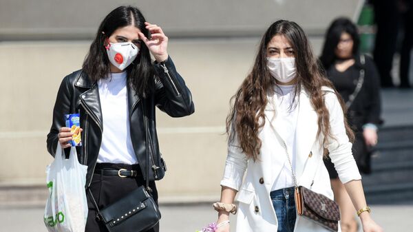 Прохожие в медицинских масках в Баку