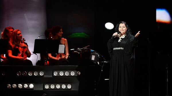 Певица Мариам Мерабова выступает на праздничном концерте в честь пятилетия телепроекта Голос в Государственном Кремлевском дворце в Москве