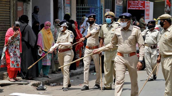 Полиция в в Ахмедабаде во время карантина 