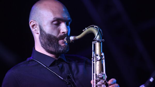 Джазовый музыкант, основатель оркестра SG BIG BAND Сергей Головня во время выступления на 17-м международном музыкальном фестивале Koktebel Jazz Party в Крыму