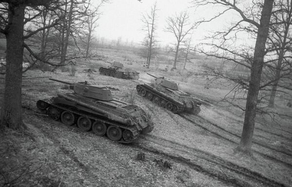 Советские танки Т-34 выходят на рубежи атаки