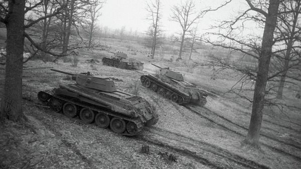 Советские танки Т-34 выходят на рубежи атаки