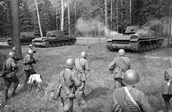Советские тяжелые танки КВ-1 выходят на позицию для атаки. Западный фронт