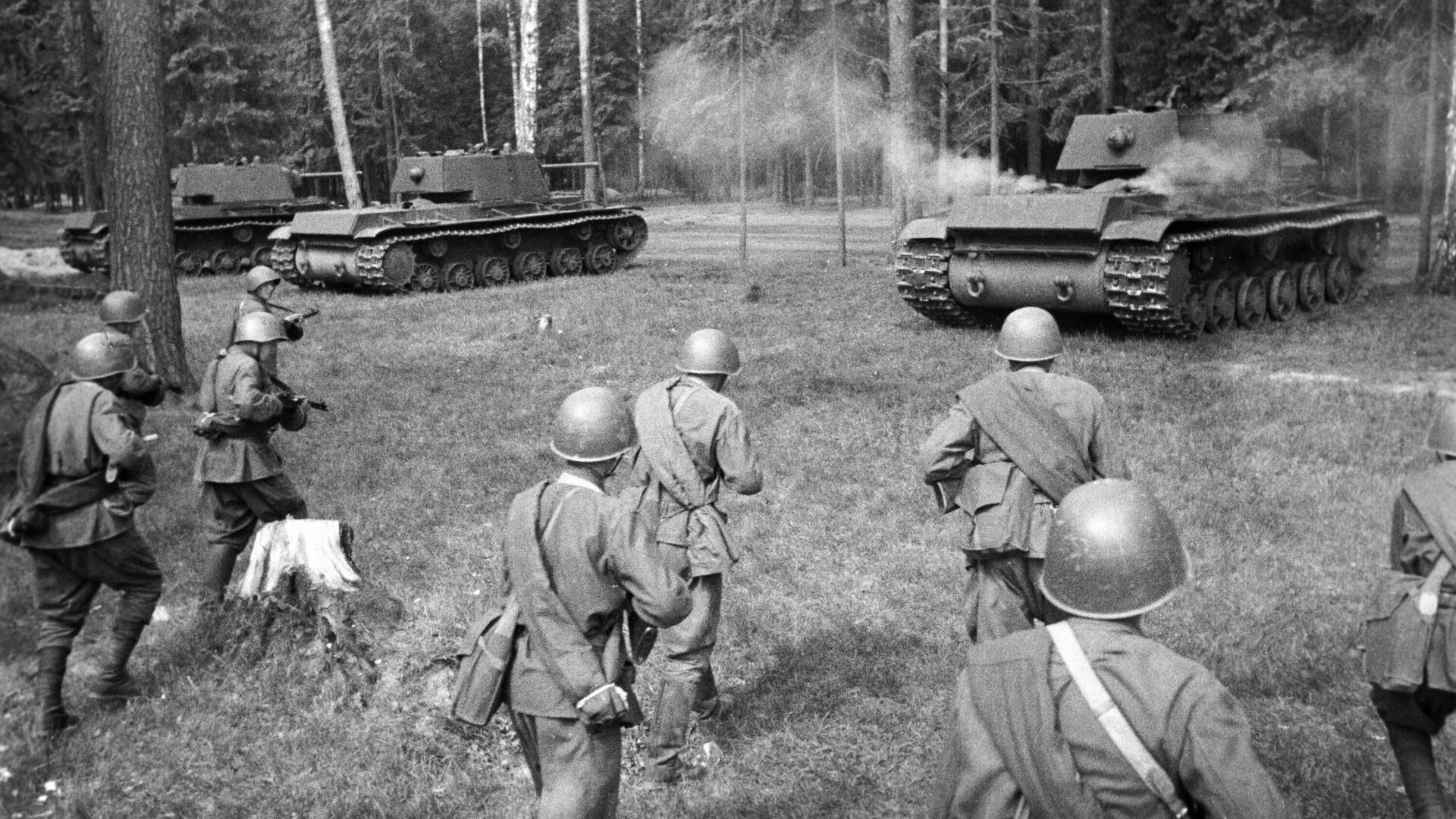Советские тяжелые танки КВ-1 выходят на позицию для атаки. Западный фронт - РИА Новости, 1920, 29.04.2020