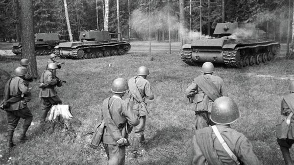 Советские тяжелые танки КВ-1 выходят на позицию для атаки. Западный фронт