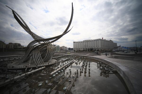 Неработающий фонтан Похищение Европы на площади Киевского вокзала. Запуск фонтанов в Москве отложили из-за коронавируса