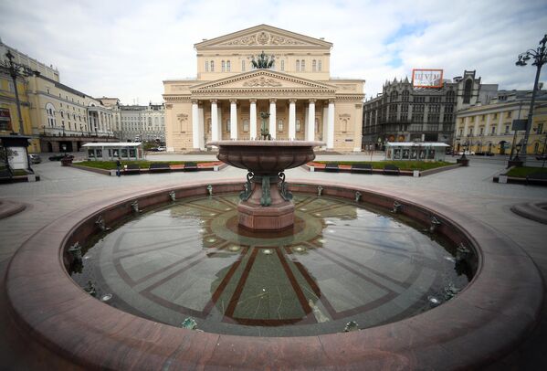 Неработающий фонтан перед Государственным академическим Большим театром (ГАБТ) на Театральной площади. Запуск фонтанов в Москве отложили из-за коронавируса