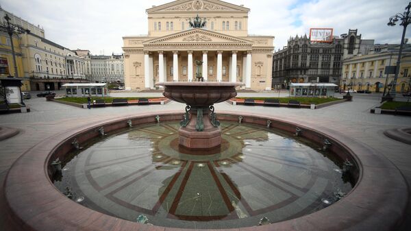Неработающий фонтан перед Государственным академическим Большим театром (ГАБТ) на Театральной площади. Запуск фонтанов в Москве отложили из-за коронавируса