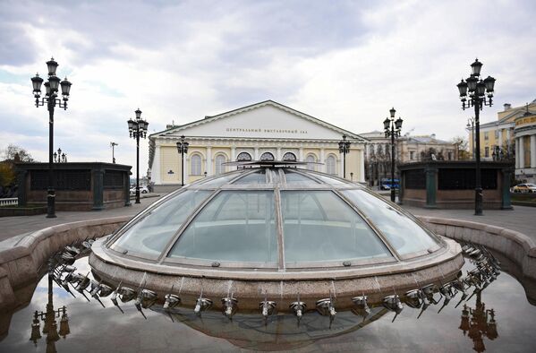 Неработающий фонтанный комплекс на Манежной площади. Запуск фонтанов в Москве отложили из-за коронавируса