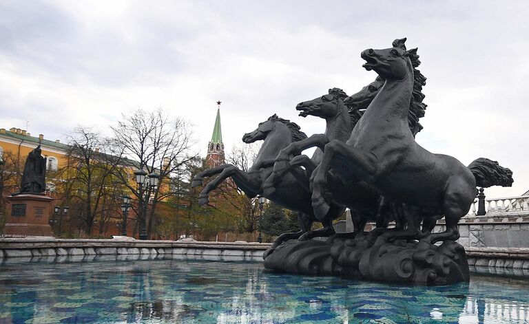 Неработающий фонтанный комплекс на Манежной площади. Запуск фонтанов в Москве отложили из-за коронавируса