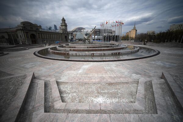 Неработающий фонтан Похищение Европы на площади Киевского вокзала. Запуск фонтанов в Москве отложили из-за коронавируса