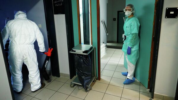 Врачи в отделении для пациентов, с симптомами коронавирусной инфекции в Брюсселе