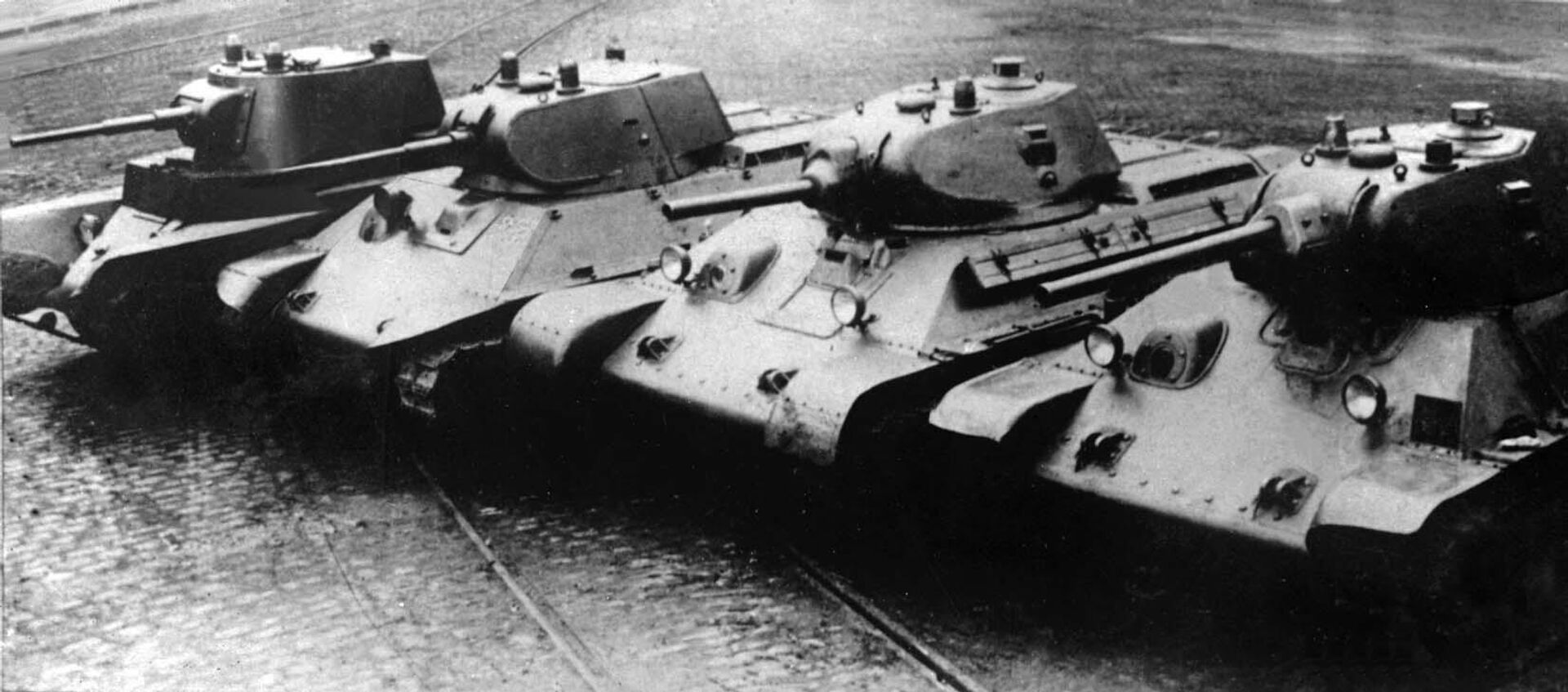 Довоенные танки производства завода № 183. Слева направо: А-8 (БТ-7М), А-20, Т-34 обр. 1940 года с пушкой Л-11, Т-34 обр. 1941 года с пушкой Ф-34 - РИА Новости, 1920, 16.09.2020