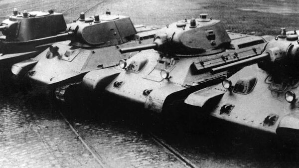 Довоенные танки производства завода № 183. Слева направо: А-8 (БТ-7М), А-20, Т-34 обр. 1940 года с пушкой Л-11, Т-34 обр. 1941 года с пушкой Ф-34