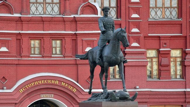 Памятник маршалу Г. К. Жукову на Манежной площади после реставрации.