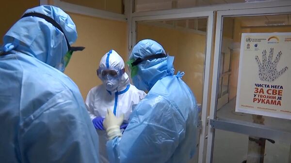 Российские военные врачи и медицинский персонал совершают обход в больнице города Вршац в Сербии.