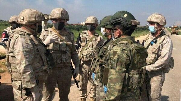 Российские и турецкие военные во время совместного патрулирования трассы Алеппо - Латакия