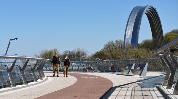 Муниципальный патруль на пешеходном мосту в Киеве