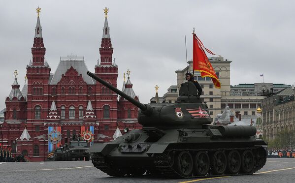 Средний танк Т-34-85 на военном параде, посвященном 72-й годовщине Победы в Великой Отечественной войне 1941-1945 годов