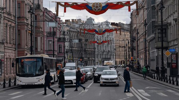 Пешеходы на Невском проспекте в Санкт-Петербурге