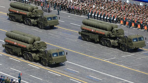 Зенитный ракетный комплекс С-400 Триумф во время военного парада в ознаменование 70-летия Победы в Великой Отечественной войне 1941-1945 годов