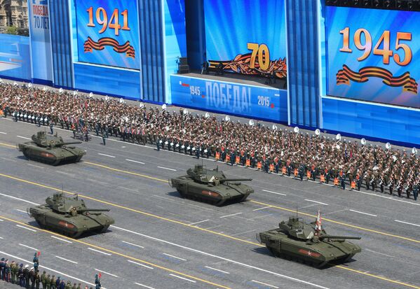Танк Т-14 на гусеничной платформе Армата во время военного парада в ознаменование 70-летия Победы в Великой Отечественной войне 1941-1945 годов