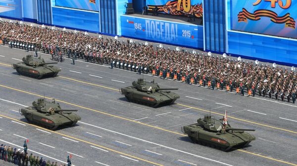 Танк Т-14 на гусеничной платформе Армата во время военного парада в ознаменование 70-летия Победы в Великой Отечественной войне 1941-1945 годов
