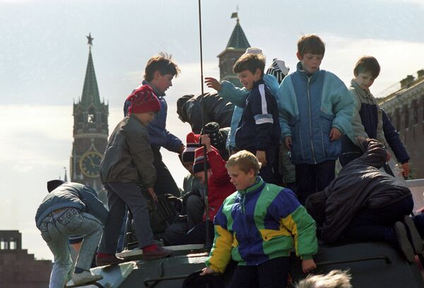 Дети играют на боевой технике во время военного парада на Красной площади в день празднования 45-ой годовщины Победы советского народа в Великой Отечественной войне 1941-1945 годов