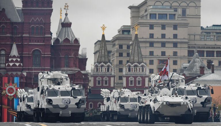 Зенитно-ракетный комплекс Тор М2 и зенитный ракетно-пушечный комплекс Панцирь-СА на базе вездехода ДТ-30 на военном параде на Красной площади, посвященном 72-й годовщине Победы в Великой Отечественной войне 1941-1945 годов