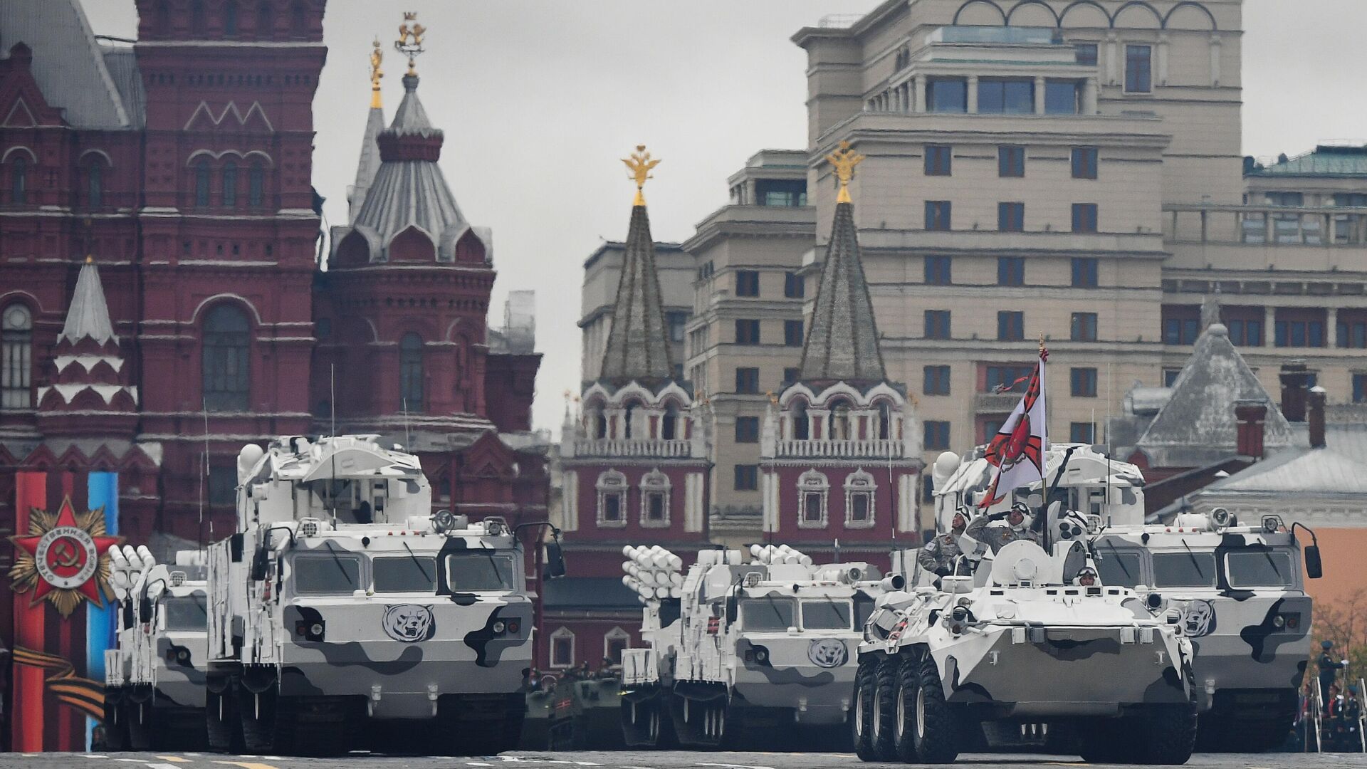 Зенитно-ракетный комплекс Тор М2 и зенитный ракетно-пушечный комплекс Панцирь-СА на базе вездехода ДТ-30 на военном параде на Красной площади, посвященном 72-й годовщине Победы в Великой Отечественной войне 1941-1945 годов - РИА Новости, 1920, 01.10.2020