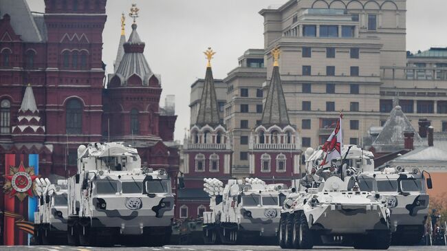 Зенитно-ракетный комплекс Тор М2 и зенитный ракетно-пушечный комплекс Панцирь-СА на базе вездехода ДТ-30 на военном параде на Красной площади, посвященном 72-й годовщине Победы в Великой Отечественной войне 1941-1945 годов