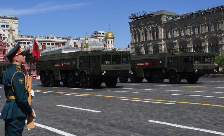 Оперативно-тактический ракетный комплекс (ОТРК) Искандер-М  на военном параде, посвященном 73-й годовщине Победы в Великой Отечественной войне 1941-1945 годов