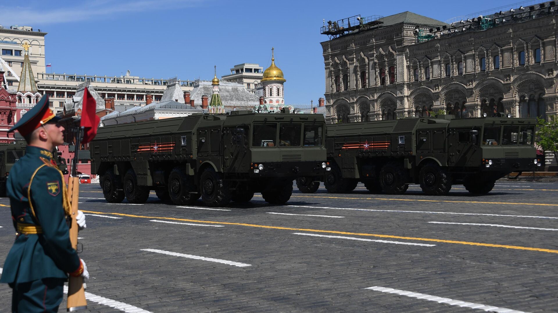 Оперативно-тактический ракетный комплекс (ОТРК) Искандер-М  на военном параде, посвященном 73-й годовщине Победы в Великой Отечественной войне 1941-1945 годов - РИА Новости, 1920, 09.02.2022