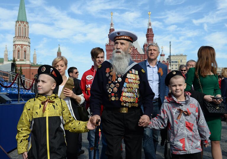 Ветеран с детьми перед началом военного парада в ознаменование 70-летия Победы в Великой Отечественной войне 1941-1945 годов