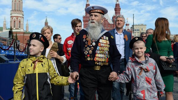 Ветеран с детьми перед началом военного парада в ознаменование 70-летия Победы в Великой Отечественной войне 1941-1945 годов