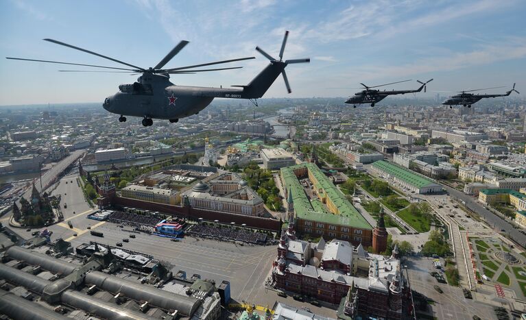 Тяжелый транспортный вертолёт Ми-26, многоцелевые вертолёты Ми-8 во время военного парада в ознаменование 70-летия Победы в Великой Отечественной войне 1941-1945 годов