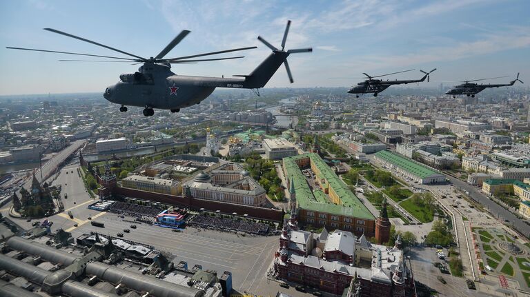 Тяжелый транспортный вертолёт Ми-26, многоцелевые вертолёты Ми-8 во время военного парада в ознаменование 70-летия Победы в Великой Отечественной войне 1941-1945 годов