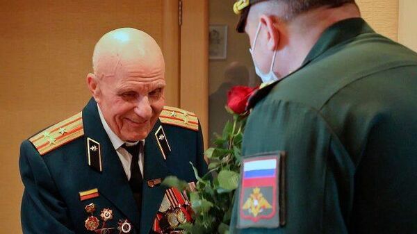 Онлайн-парад в честь Победы: как военные ЦВО поздравили 97-летнего ветерана