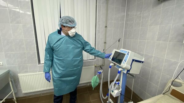 Губернатор Нижегородской области Глеб Никитин во время осмотра новых специализированных медицинских кроватей, поставленных для Борской ЦРБ международной компанией Intel