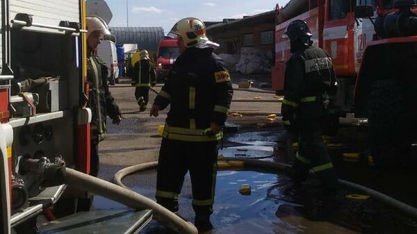 Сотрудники МЧС во время тушения пожара в поселке Рязановское в новой Москве