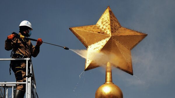 Работы по плановому уходу на обелиске Городу-герою Ленинграду на площади Восстания в Санкт-Петербурге