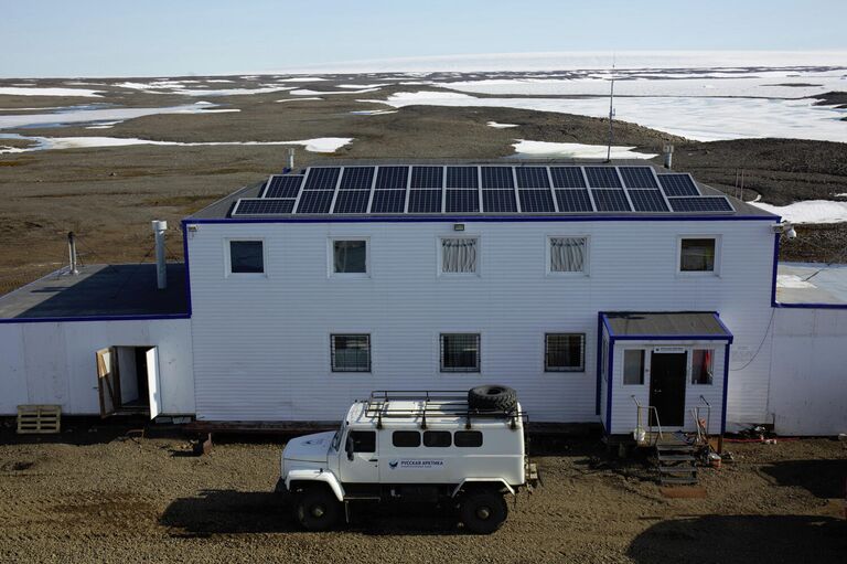 База Омега с солнечными панелями на крыше База Омега с солнечными панелями на крыше
