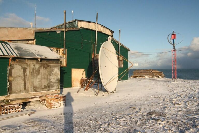 Опорный пункт на мысе Желания с установленным ветрогенератором Опорный пункт на мысе Желания с установленным ветрогенератором